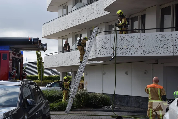 Zwarte rook trekt uit flatwoning