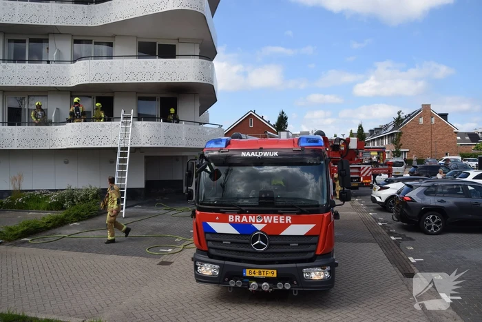 Zwarte rook trekt uit flatwoning