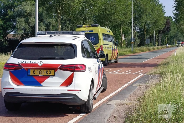 Weg afgesloten nadat auto tegen boom crasht