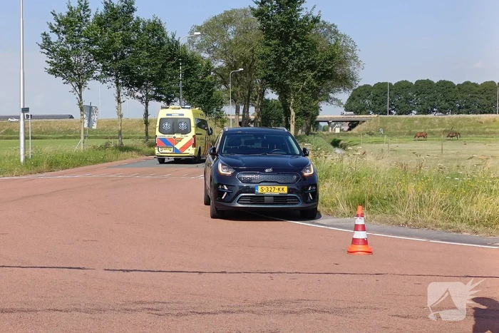 Weg afgesloten nadat auto tegen boom crasht