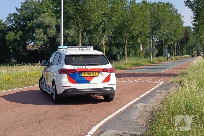 Weg afgesloten nadat auto tegen boom crasht
