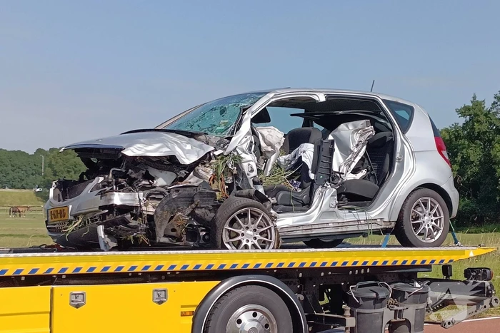 Weg afgesloten nadat auto tegen boom crasht