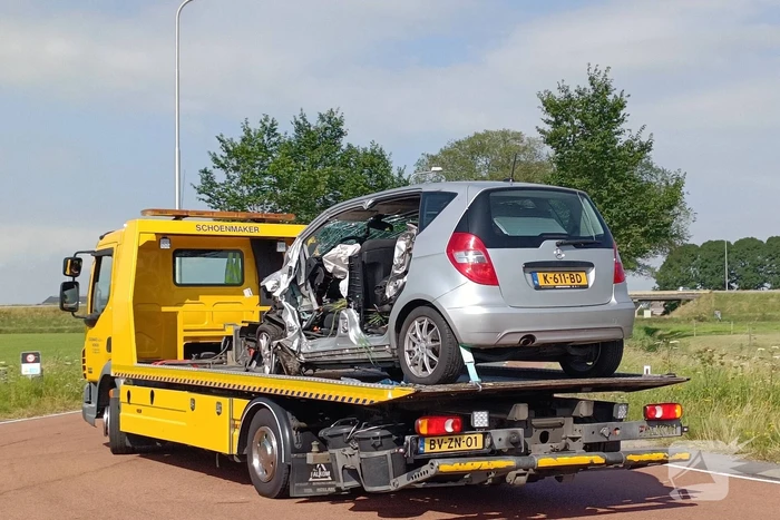 Weg afgesloten nadat auto tegen boom crasht