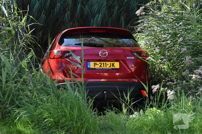 Auto belandt met neus in sloot