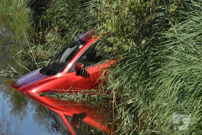 Auto belandt met neus in sloot