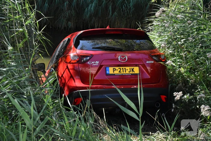 Auto belandt met neus in sloot