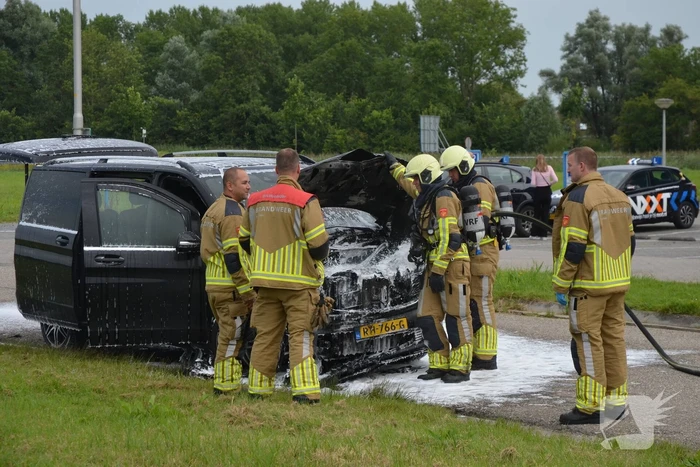 Motorcompartiment brandt volledig uit