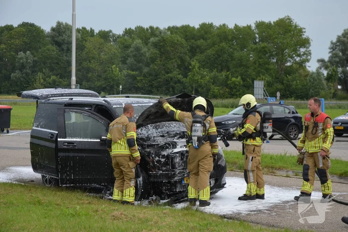 Motorcompartiment brandt volledig uit