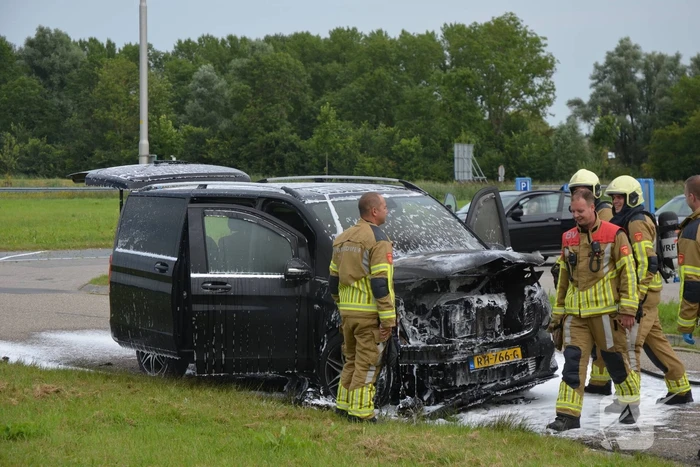 Motorcompartiment brandt volledig uit