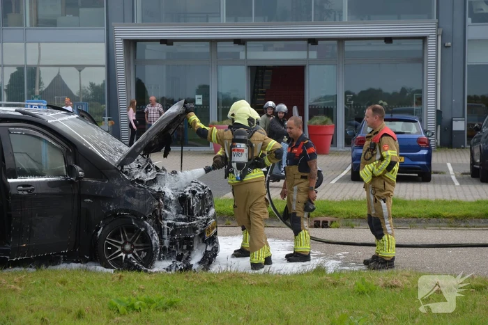 Motorcompartiment brandt volledig uit