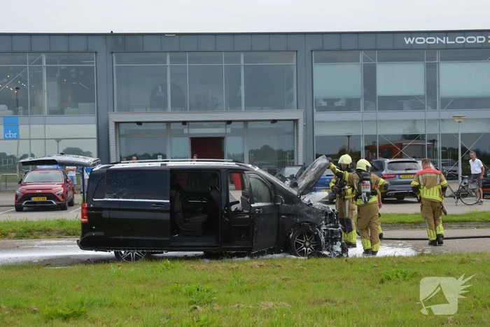 Motorcompartiment brandt volledig uit