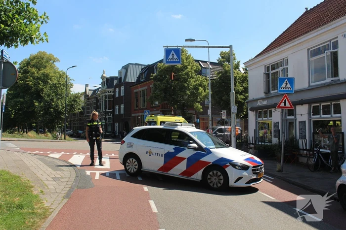 Vrouw belandt onder vuilniswagen