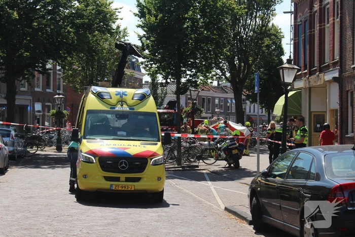 Vrouw belandt onder vuilniswagen