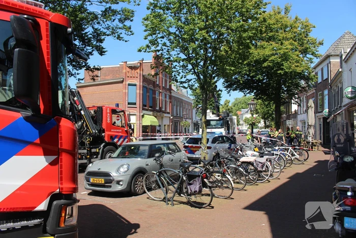 Vrouw belandt onder vuilniswagen