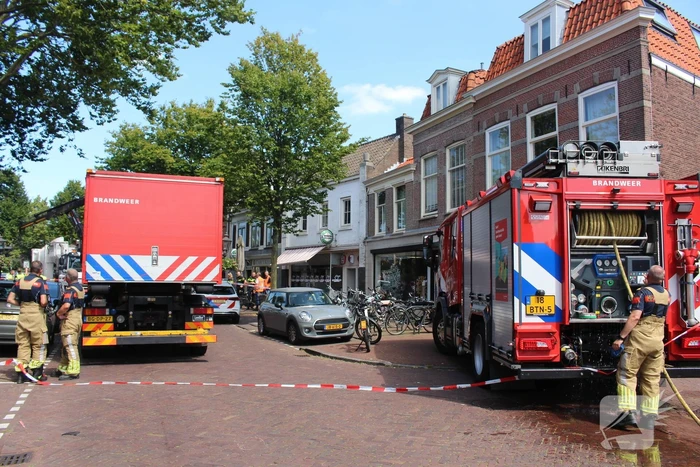 Vrouw belandt onder vuilniswagen
