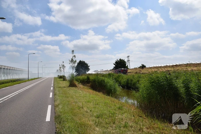 Tientallen meters berm in brand