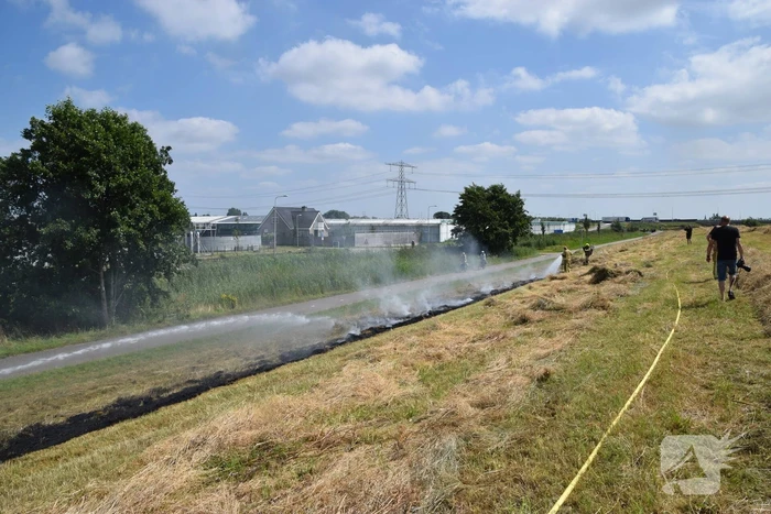 Tientallen meters berm in brand