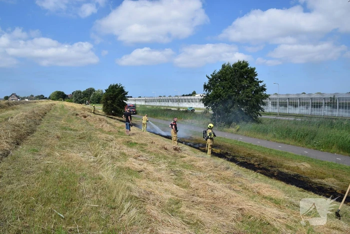 Tientallen meters berm in brand