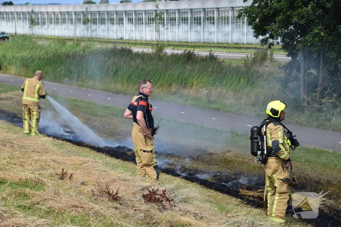 Tientallen meters berm in brand