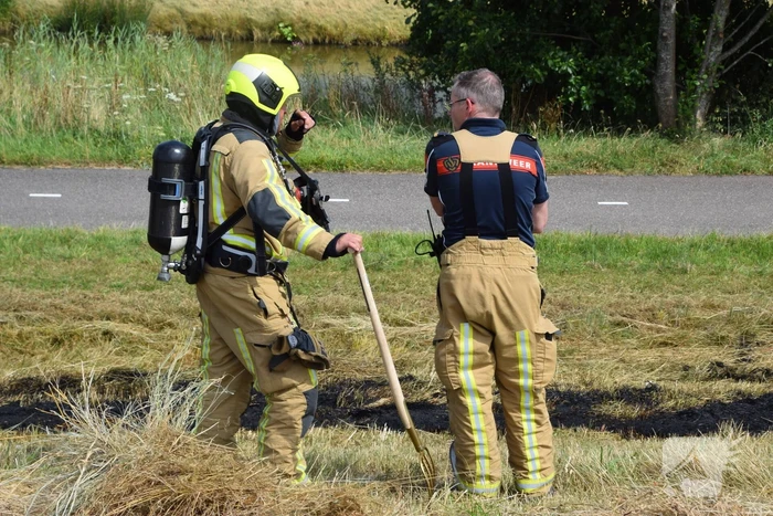 Tientallen meters berm in brand