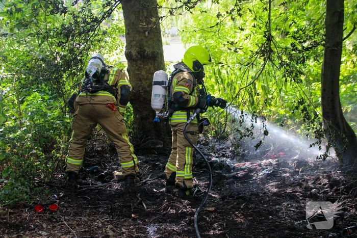 Brandweer blust brand in bosjes