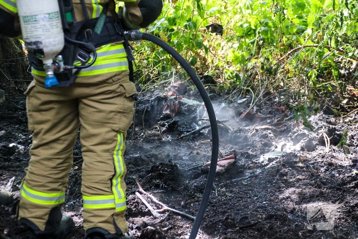 Brandweer blust brand in bosjes