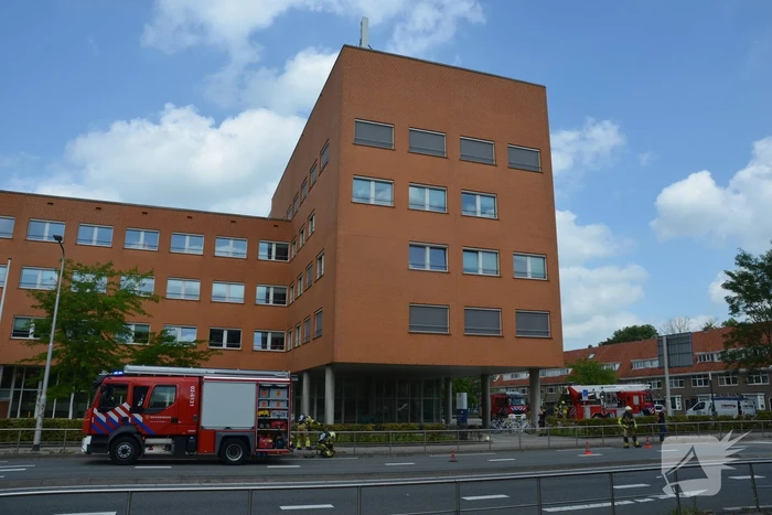 Brand op dak kantoorgebouw tijdens werkzaamheden