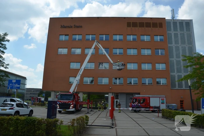 Brand op dak kantoorgebouw tijdens werkzaamheden