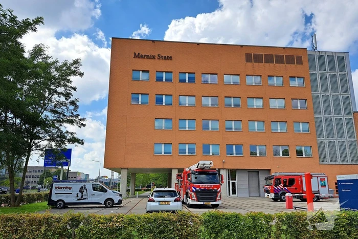 Brand op dak kantoorgebouw tijdens werkzaamheden