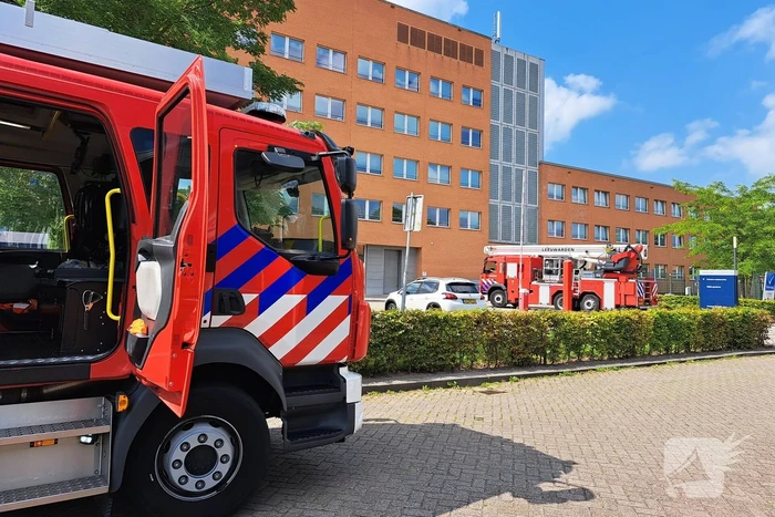 Brand op dak kantoorgebouw tijdens werkzaamheden