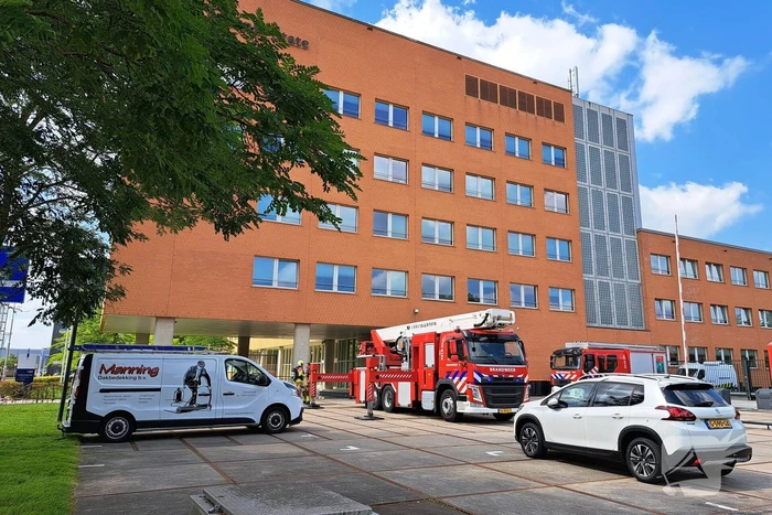 Brand op dak kantoorgebouw tijdens werkzaamheden