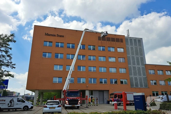 Brand op dak kantoorgebouw tijdens werkzaamheden