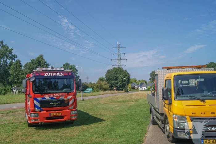 Brandweer in actie voor brandende band