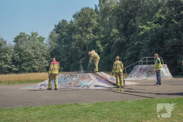 Brandweer in actie voor brandende band
