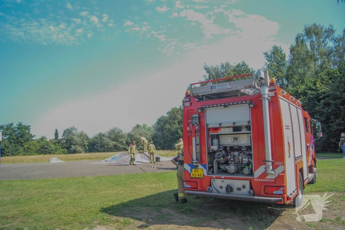 Brandweer in actie voor brandende band