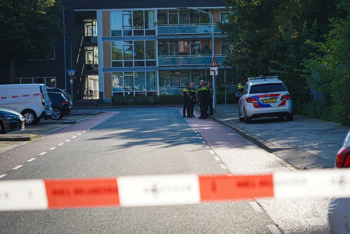 Aanhouding bij inval en onderzoek naar incident bij flat