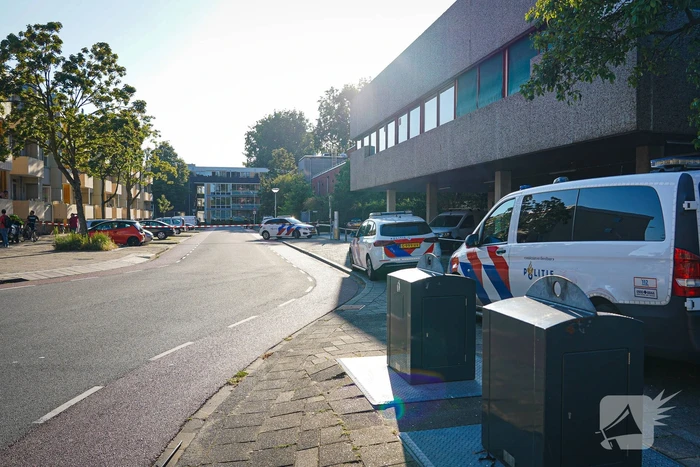 Aanhouding bij inval en onderzoek naar incident bij flat