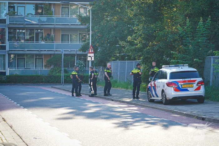 Aanhouding bij inval en onderzoek naar incident bij flat