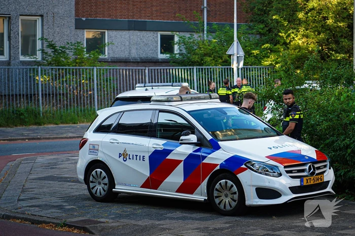 Aanhouding bij inval en onderzoek naar incident bij flat