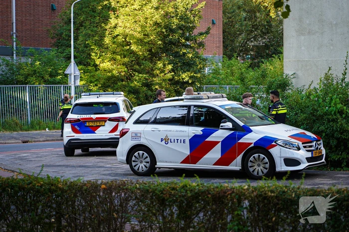 Aanhouding bij inval en onderzoek naar incident bij flat