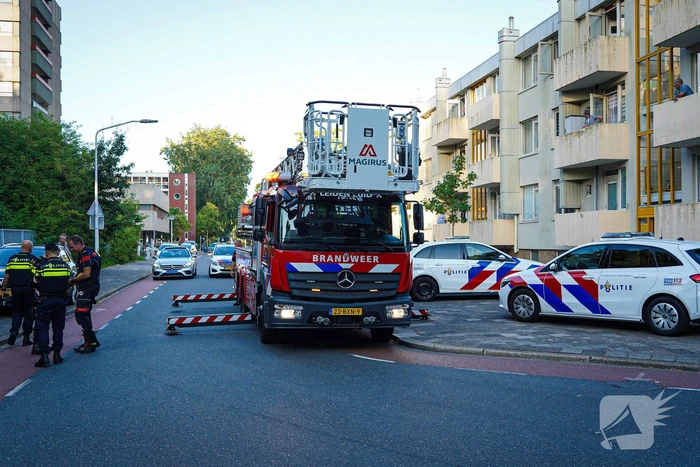 Aanhouding bij inval en onderzoek naar incident bij flat