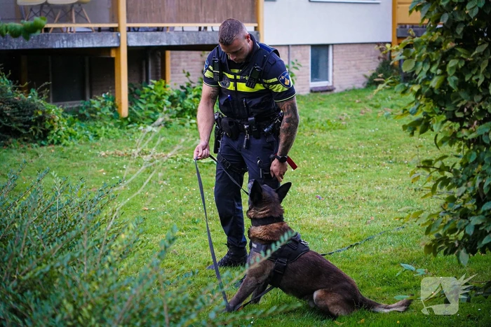 Aanhouding bij inval en onderzoek naar incident bij flat