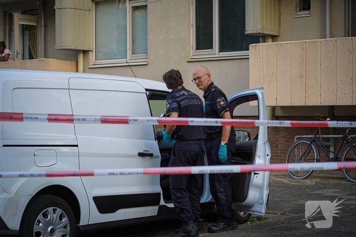 Aanhouding bij inval en onderzoek naar incident bij flat