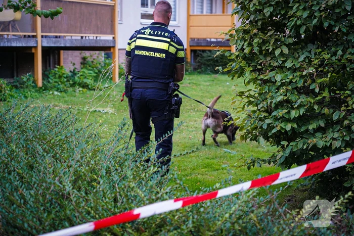 Aanhouding bij inval en onderzoek naar incident bij flat