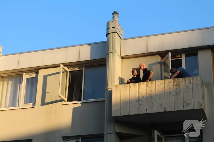 Aanhouding bij inval en onderzoek naar incident bij flat