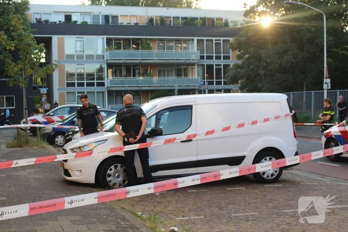 Aanhouding bij inval en onderzoek naar incident bij flat