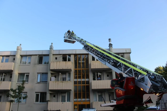 Aanhouding bij inval en onderzoek naar incident bij flat