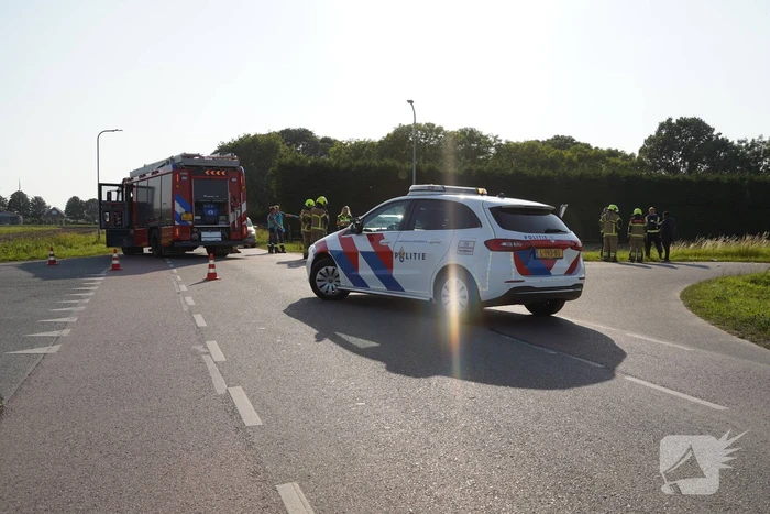 Auto belandt in sloot na botsing op kruising