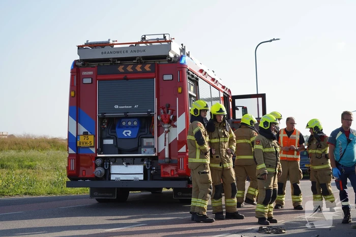 Auto belandt in sloot na botsing op kruising