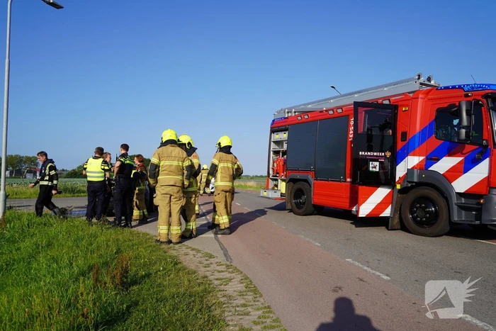 Auto belandt in sloot na botsing op kruising